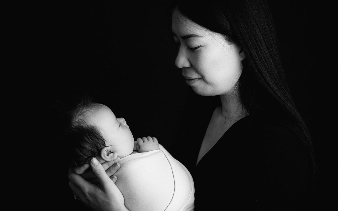 mom and newborn photography